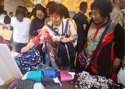 蘭州交通大學染纈藝術(shù)研究所文創(chuàng)產(chǎn)品亮相第十二屆中國藝術(shù)節(jié)演藝及文創(chuàng)產(chǎn)品博覽會